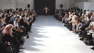 Chloe Amour dá um be ...