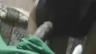 Jovem puta com peito ...
