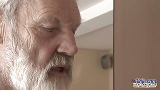 vídeo pornô menina virgem